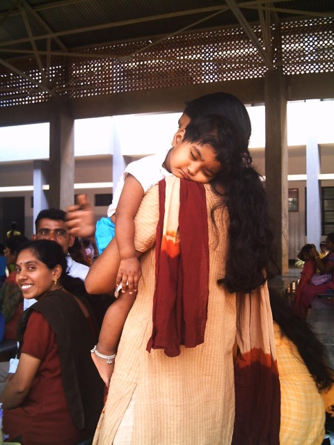 Kind auf dem Arm der Mutter in Bangalore