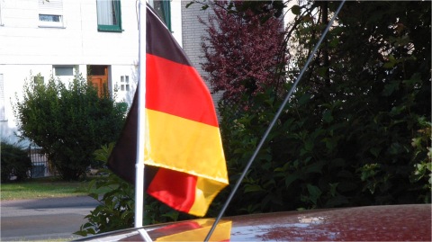 Auto mit Deutschlandflagge