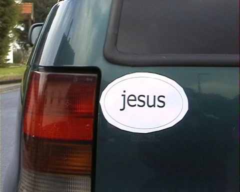 Auto mit Jesus-Aufkleber