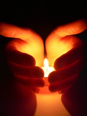 Kerze zwischen den Händen