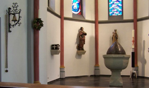 Kirche Issum mit Reliquiar der neuen Seligen