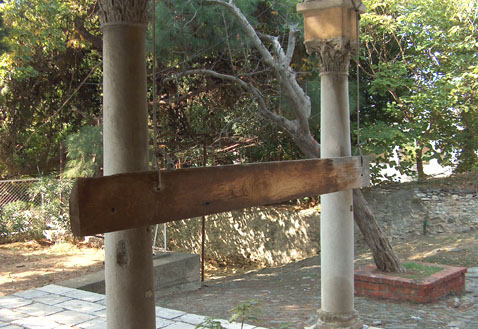 Klopfer für Nachrichten in Meteora-Kloster