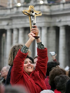 Jubel auf dem Petersplatz nach der Bekanntgabe des neuen Papstes: Kreuz der Einheit