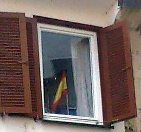 Spanische Flagge im Fenster