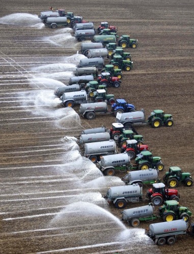 Traktoren bewässern Felder