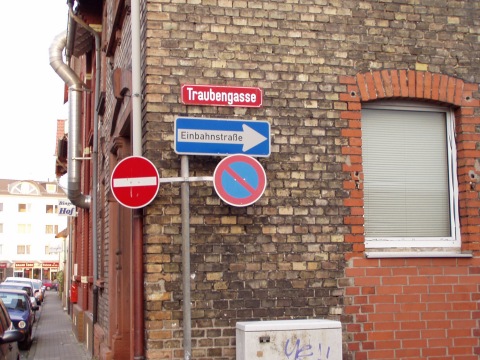 Verkehrszeichen an einer Straßenecke
