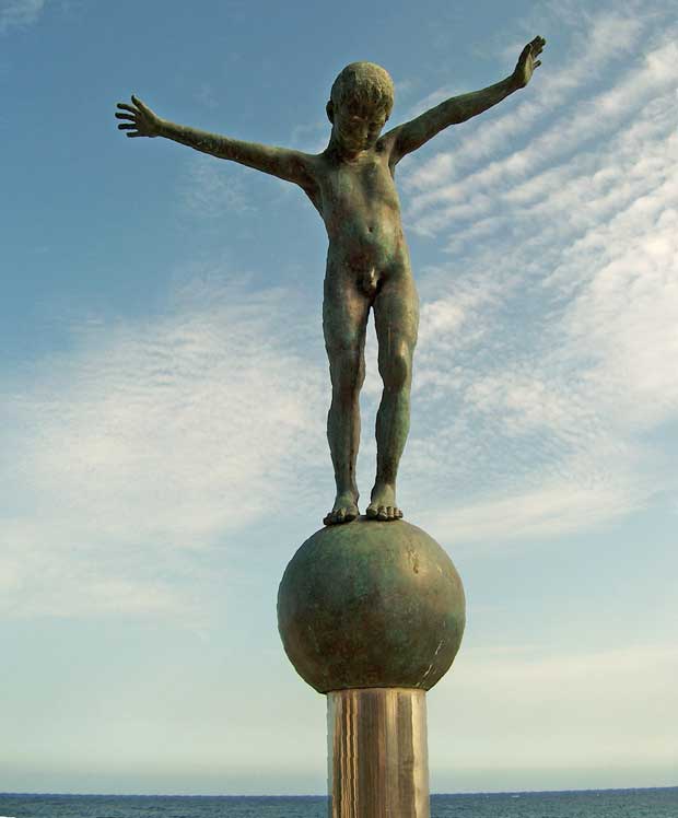 Junge - Statute - auf Kugel stehend