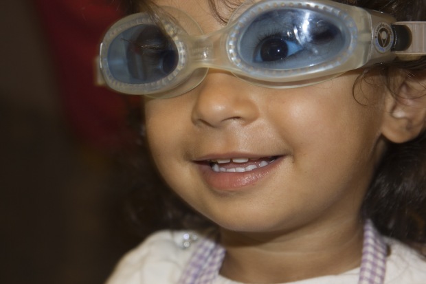 Kind mit Wasserbrille - Foto: Christa El Kashef - pixelio.de