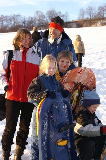 Familie im Schnee - Foto: S. Hofschläger - Pixelio.de
