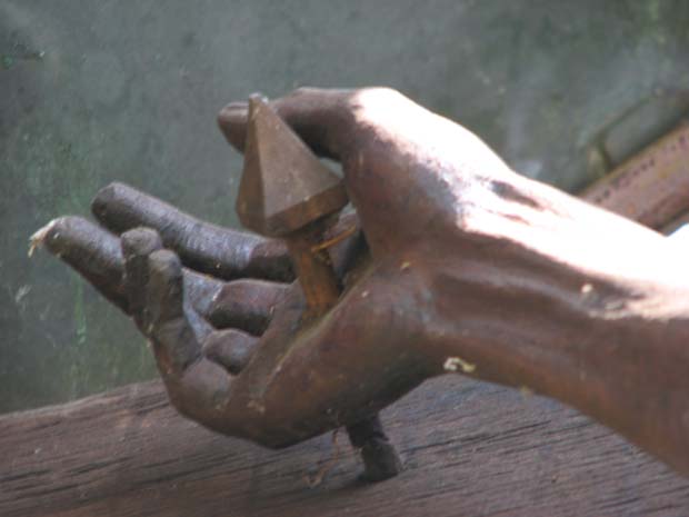 Kreuz - genagelte Hand - Foto: Knapp