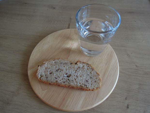 Wasser und Brot - Foto: Cornelia Napierski