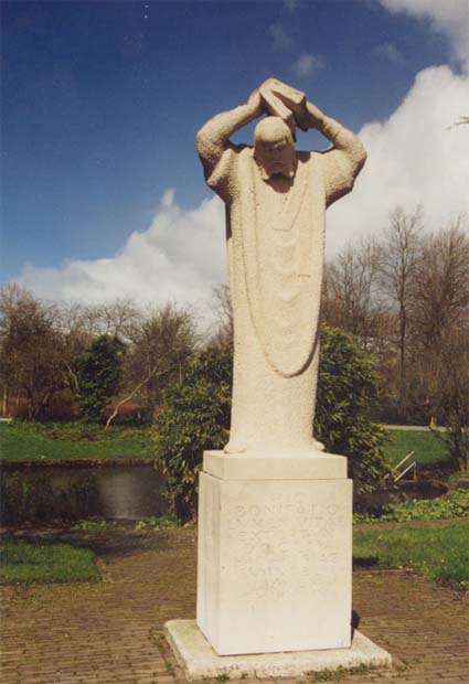 Bonifatius-Statue in Dokkum - Foto: Hubertus Brantzen