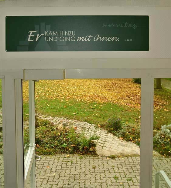 Motto über Tür: Emmaus - Foto: Sr. Annetraud Bolkart