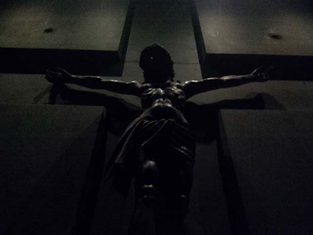 Kreuz im Dunkel - Foto: Mirko Kussin