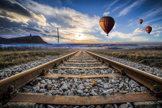 Heißluftballon und Bahngleise - Foto: Pixabay.com