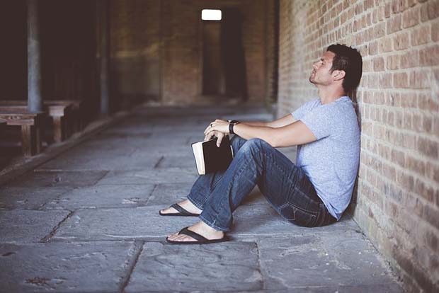 Mann mit Bibel - Foto: pixabay.com