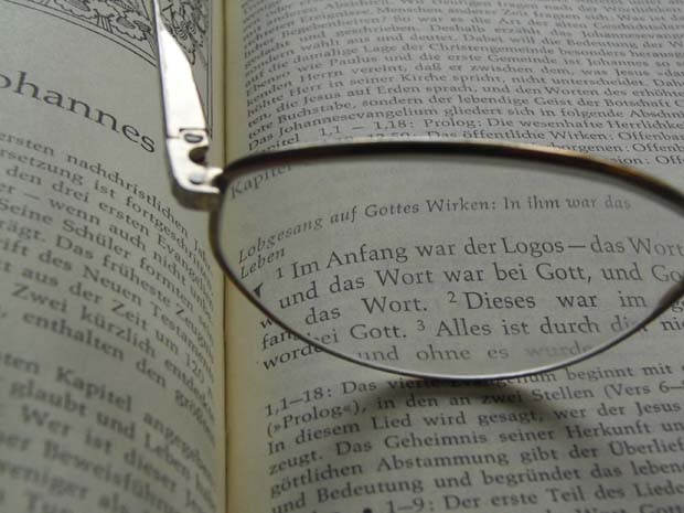Bibeltext Am Anfang war das Wort - Foto: Elisabeth Patzal - pixelio.de