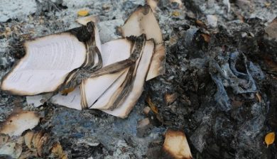 Asche mit verbrennendem Papier