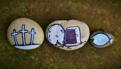 auf Steine gemalte Ostersymbole