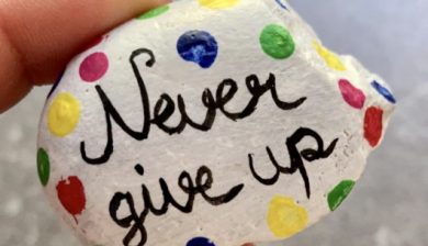 Stein mit der Aufschrift: Never give up