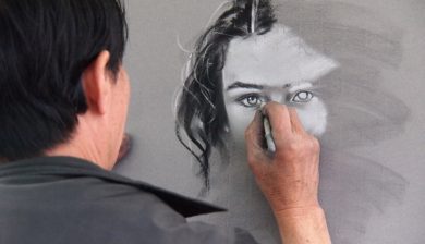 Künster zeichenet das Portrait einer Frau