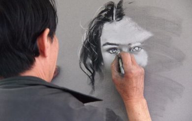 Künster zeichenet das Portrait einer Frau