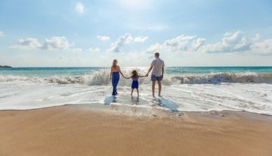 kind mit Vater und Mutter am Meer