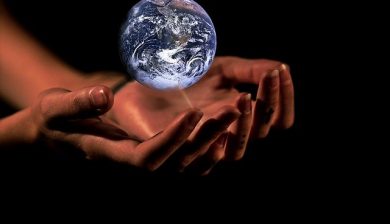 Hände halten Weltkugel