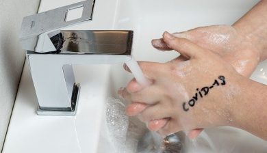 einer wascht gründlich die Hände