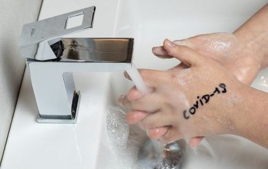 einer wascht gründlich die Hände