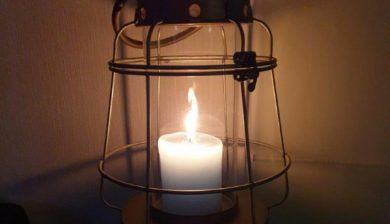 Lampe mit brennender Kerze