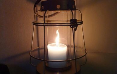 Lampe mit brennender Kerze