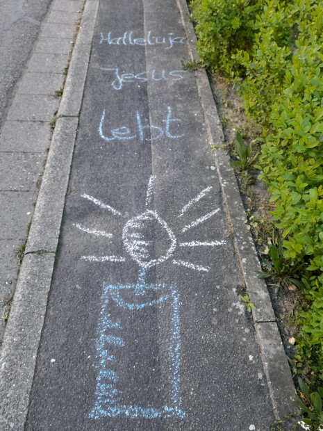 Osterbotschaft auf der Straße - Foto: Ulrike Groß